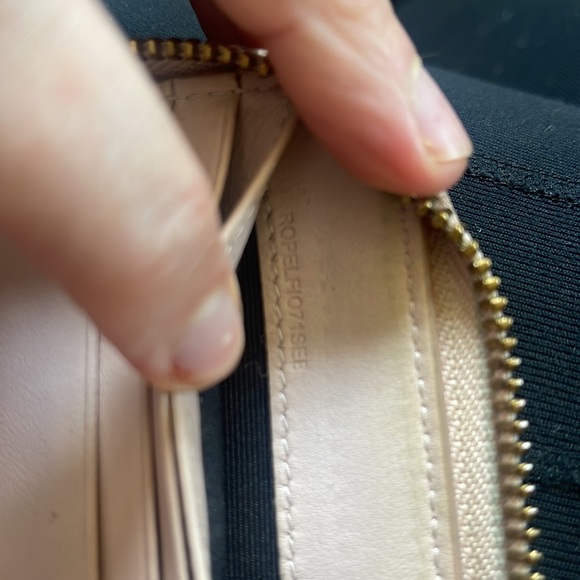 Authentic BURBERRY Grainy Calfskin Logo Embossed Zip Wallet - Picture 9 of 10